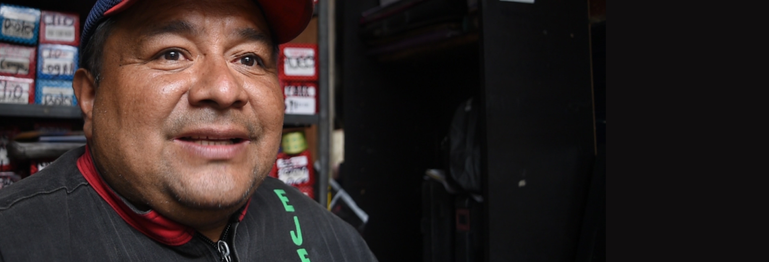 Cara de Gerente Alvaro sonriendo en oficina