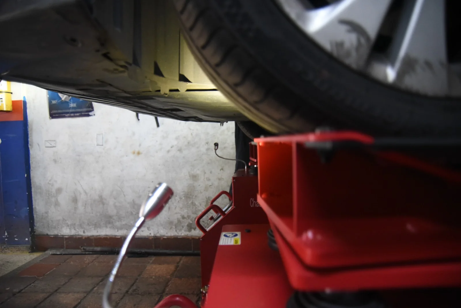 simulador-de-suspension-auto-elevado-llanta-detalle